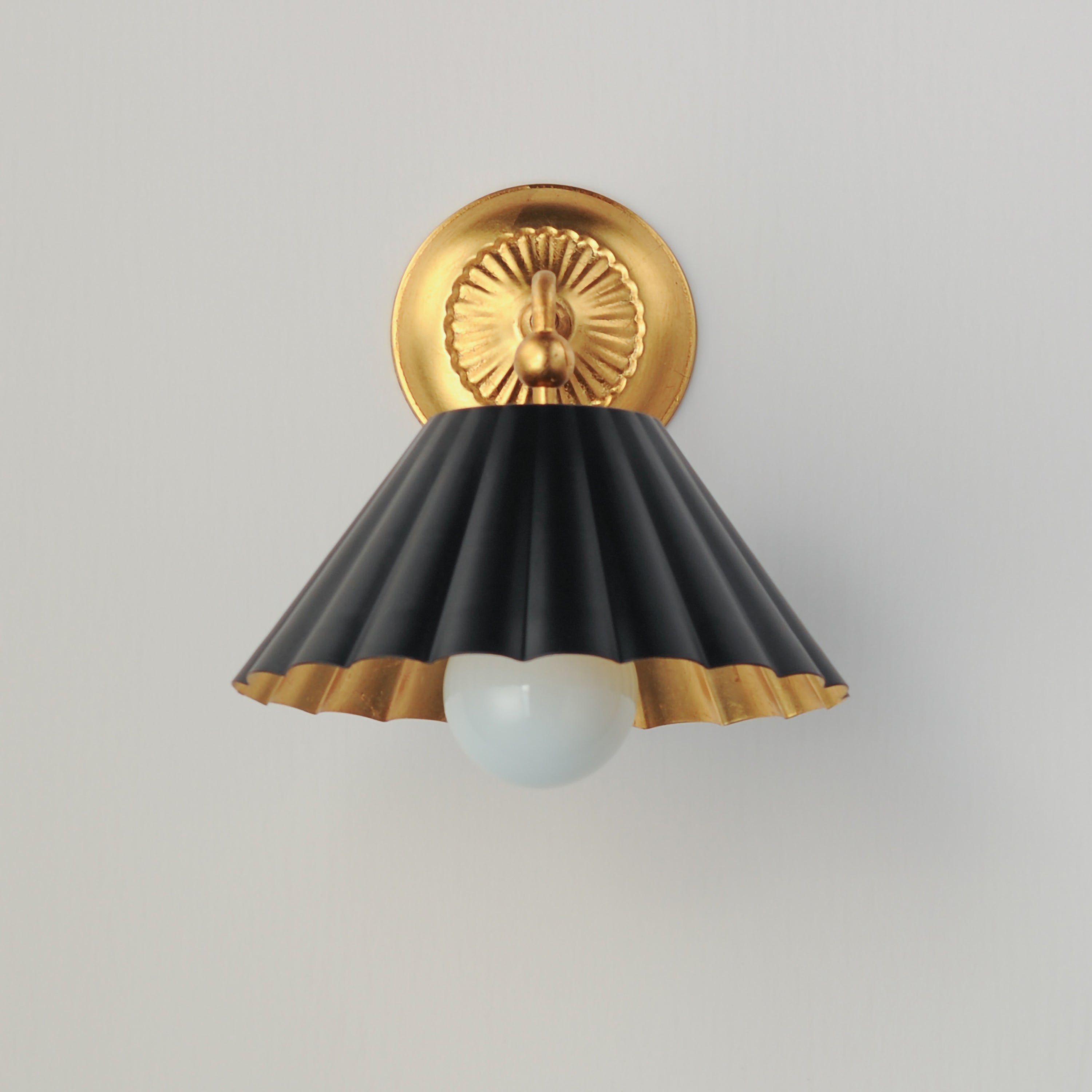10 Inch Wall Sconce – Black / Gold Leaf