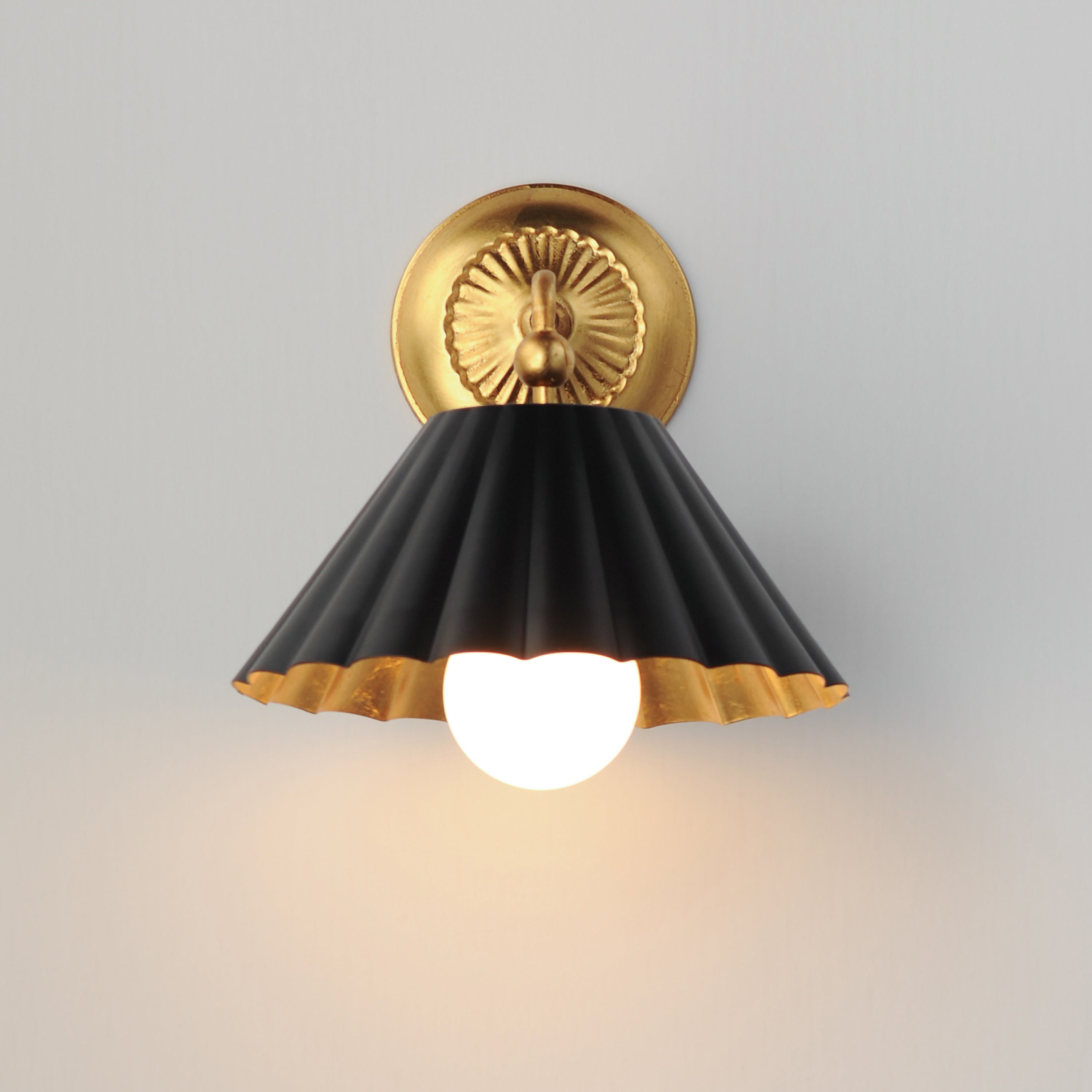 10 Inch Wall Sconce – Black / Gold Leaf