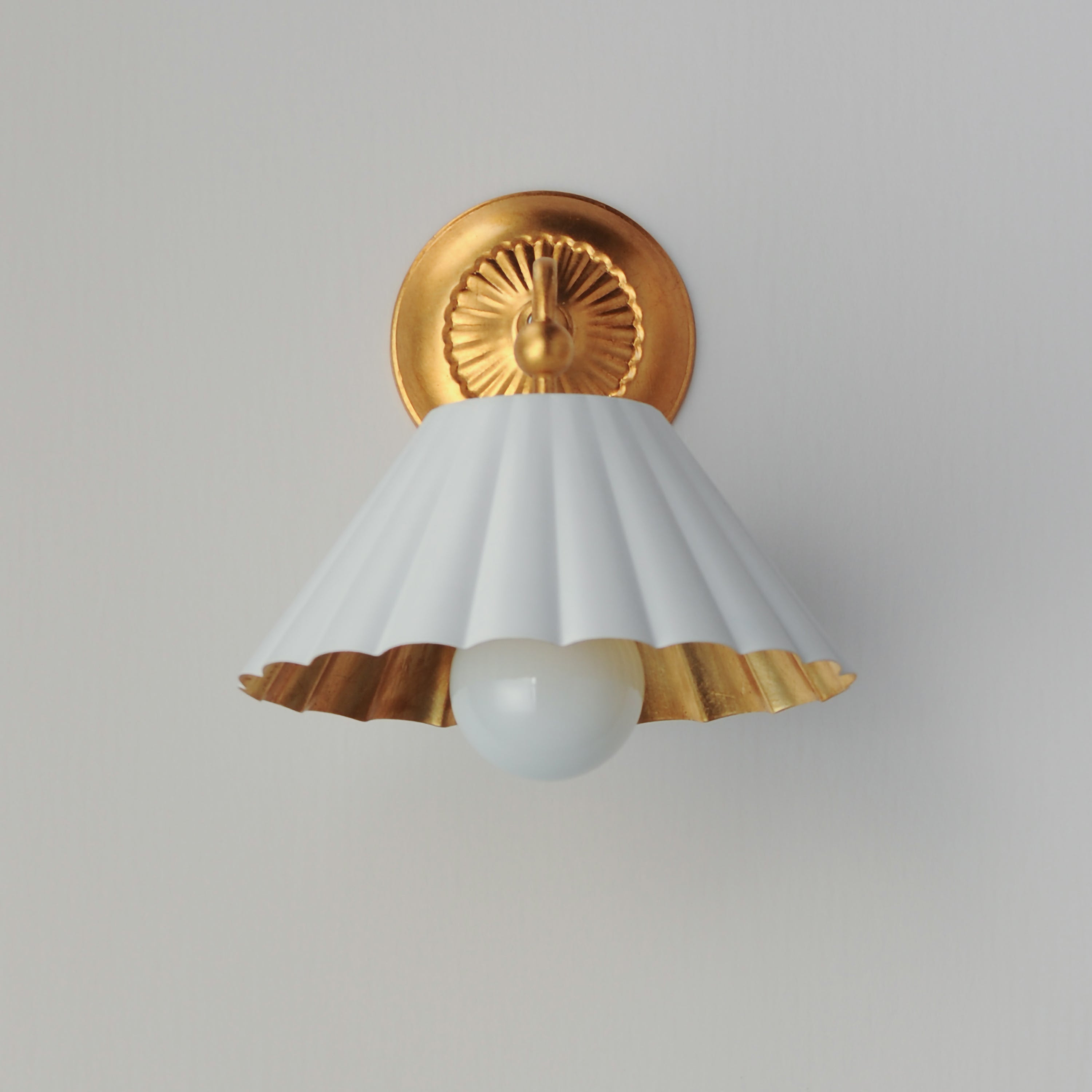 10 Inch Wall Sconce – Matte White / Gold Leaf